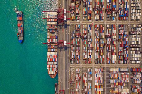 城市进出口业务和物流国际货物中集装箱货船的空中俯视图.